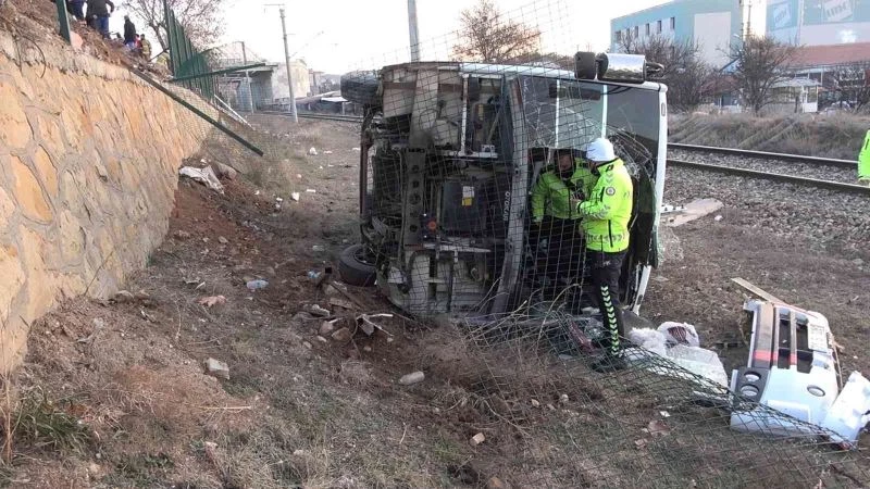 Servis midibüsünün devrildiği kazada yaralanan işçilerden 1’i öldü
