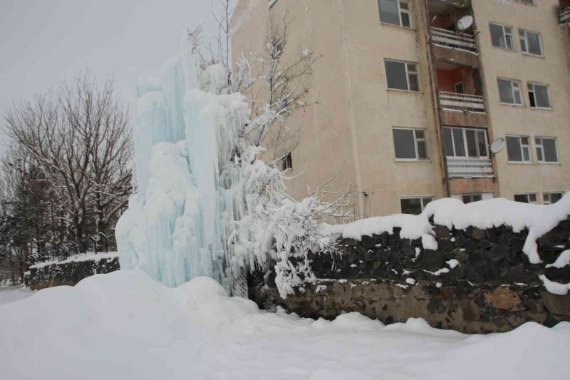 Su şebekesi patladı, buz kulesi oluştu
