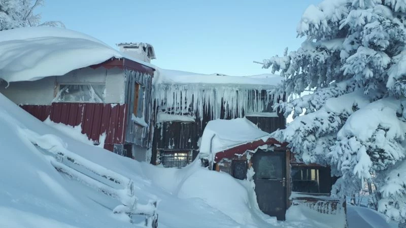 Karlar altında kalan evler ve doğa, seyrine doyumsuz manzaralar oluşturdu
