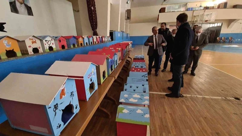 Öğrenciler okullardan çıkan atık malzemelerle kedi evleri yaptı
