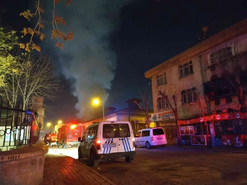 Metruk binada çıkan yangın, trafoya sıçramadan söndürüldü
