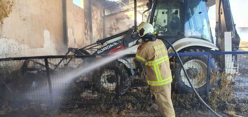 Susurluk’ta 8 bin balya saman kül oldu
