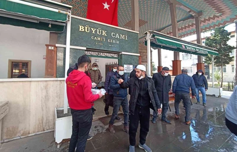 Ahmet Çalık için lokum ve çikolata dağıtıldı
