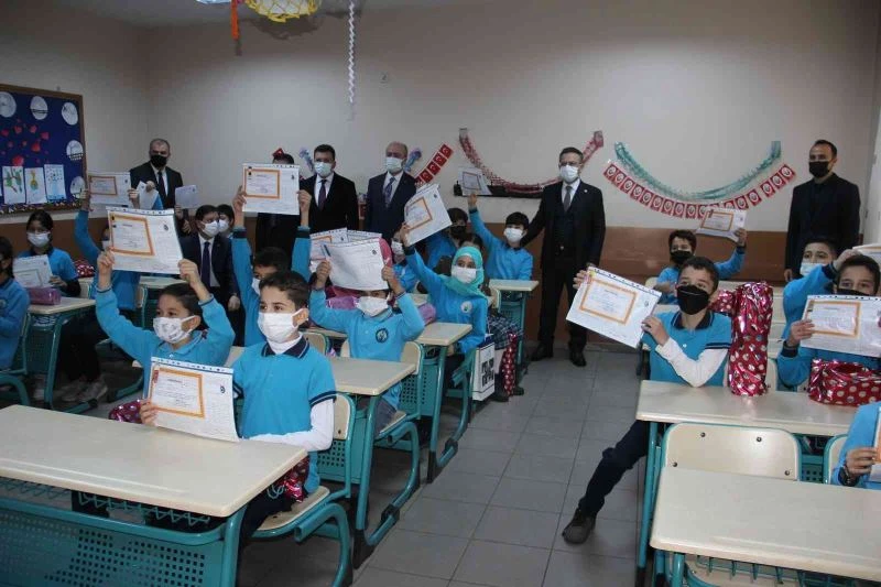 Öğrencilere karnelerini veren Vali Aksoy; Tatilinizi iyi değerlendirin
