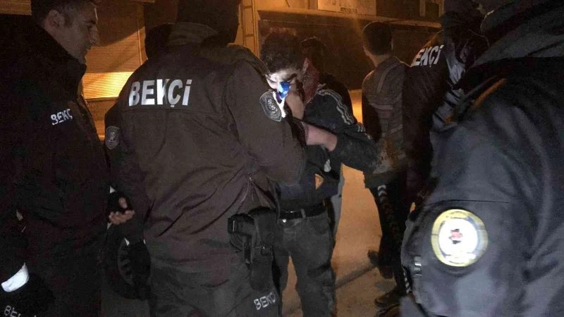 TIR dorsesinden demir çalan hırsız, vatandaşlar tarafından yakalandı
