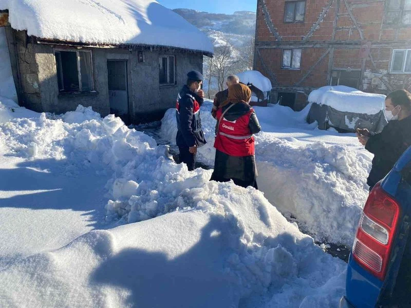Ulaşım zorluğu çeken ailelere Kızılay ulaştı
