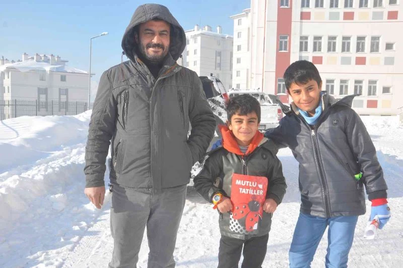 Yüksekovalı çocuklar soğuk havalara rağmen karnelerini aldılar
