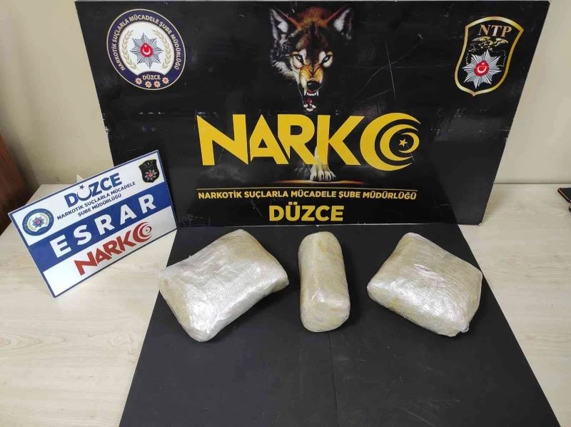 Yolcunun üzerinden 2,5 kilodan fazla esrar çıktı
