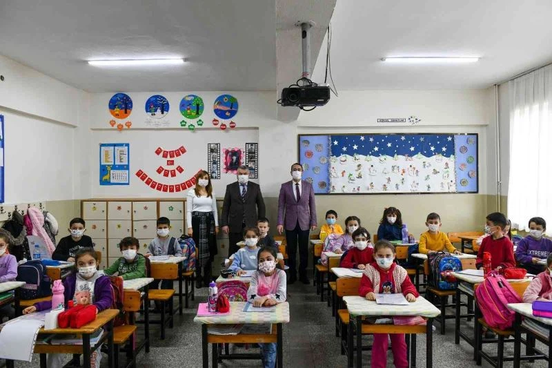 Başkan Kanar’dan öğrencilere karne hediyesi
