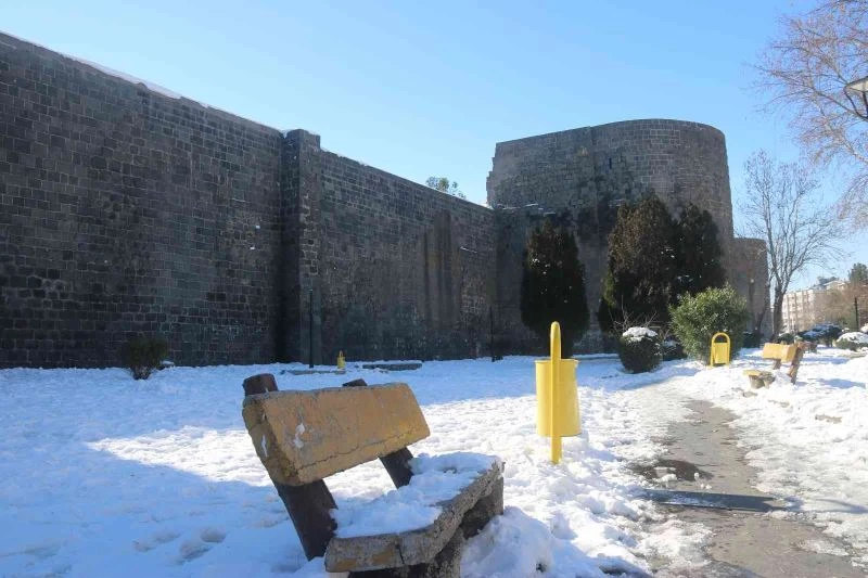 Kar yağışı sonrası tarihi surların etrafında kartpostallık görüntüler oluştu
