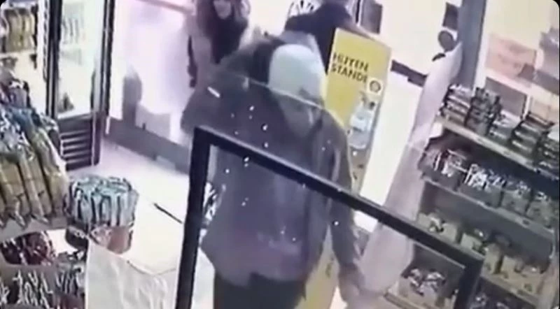 Yerde buldukları kartla pişkin pişkin alışveriş yapan şahısları sosyal medya ele verdi
