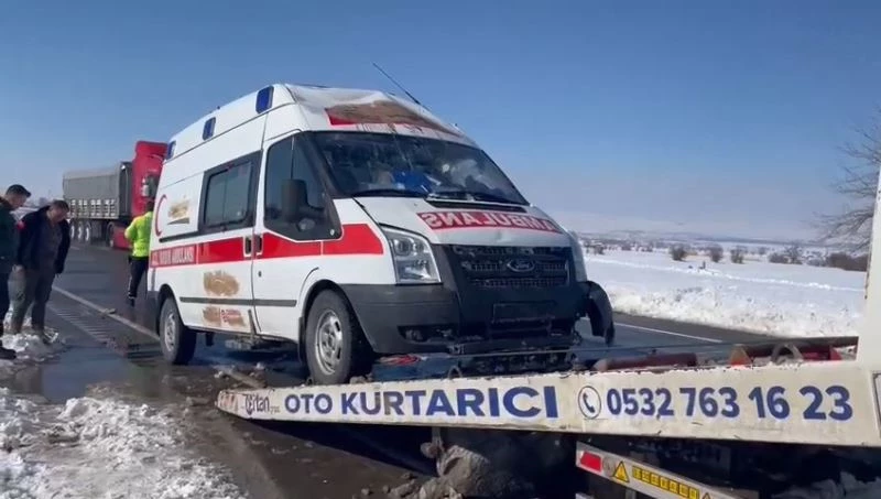 Hasta taşıyan ambulans kaygan yolda takla attı: 1 yaralı
