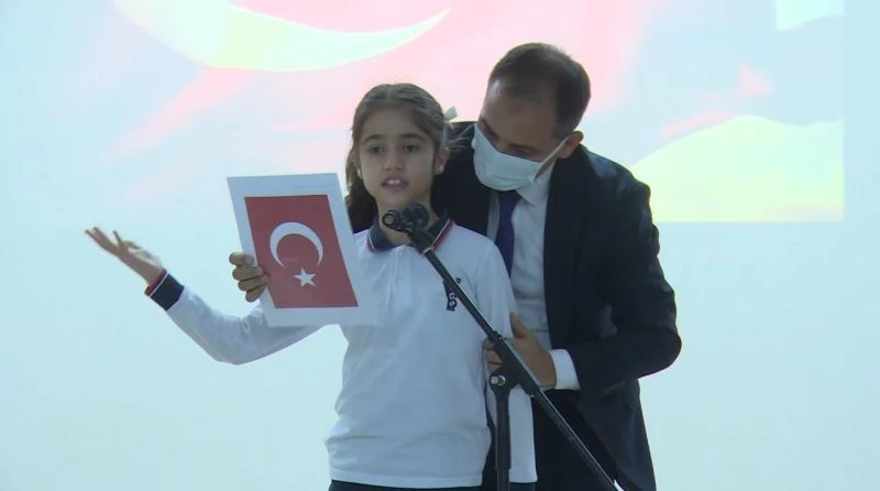 Karne töreninde okuduğu şiiri unutan öğrenciyi Milli eğitim Müdürü desteği
