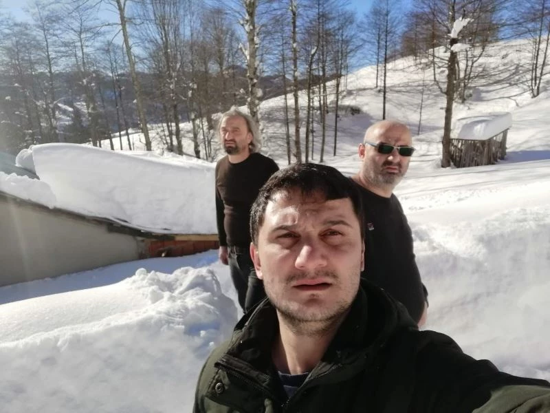 Karda mahsur kalanların imdadına belediye ekipleri yetişti
