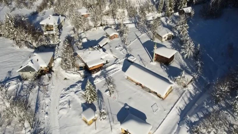 1,5 metrelik kar altındaki köyler havadan görüntülendi
