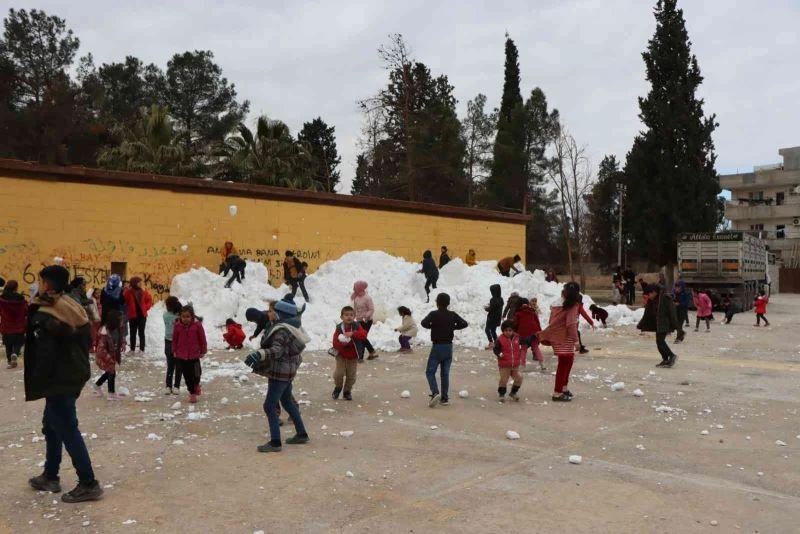 Kar yağmayan ilçeye kamyonlarla kar taşındı

