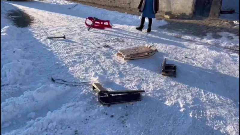 Karne günü iki kardeş kızakla kayarken otomobilin altında kaldı
