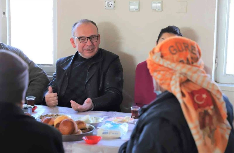 Başkan Akın mahallelerin sorunlarını yerinde tespit ediyor
