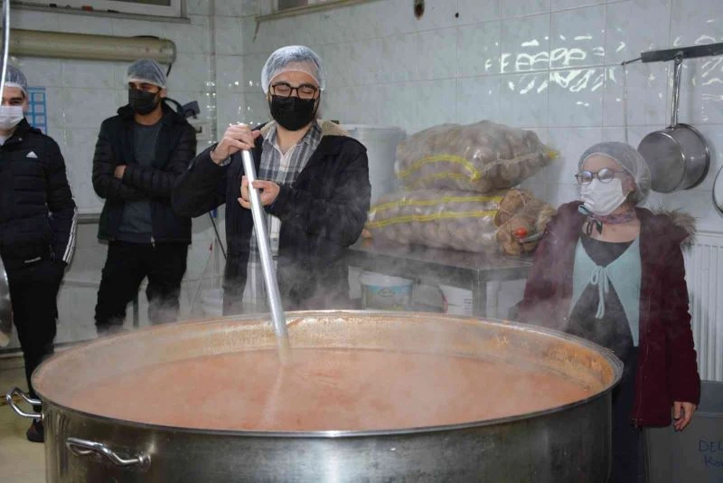 Öğrenciler yemeklerinin nasıl piştiğini gördü
