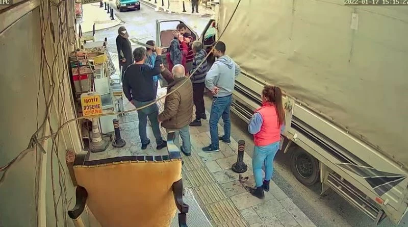 Koltuk döşemecisi ile nakliyeci arasındaki tartışma testereli sopalı kavgaya dönüştü
