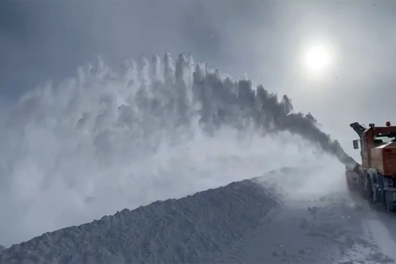 Tipide mahsur kalan biri ambulans 25 araç kurtarıldı
