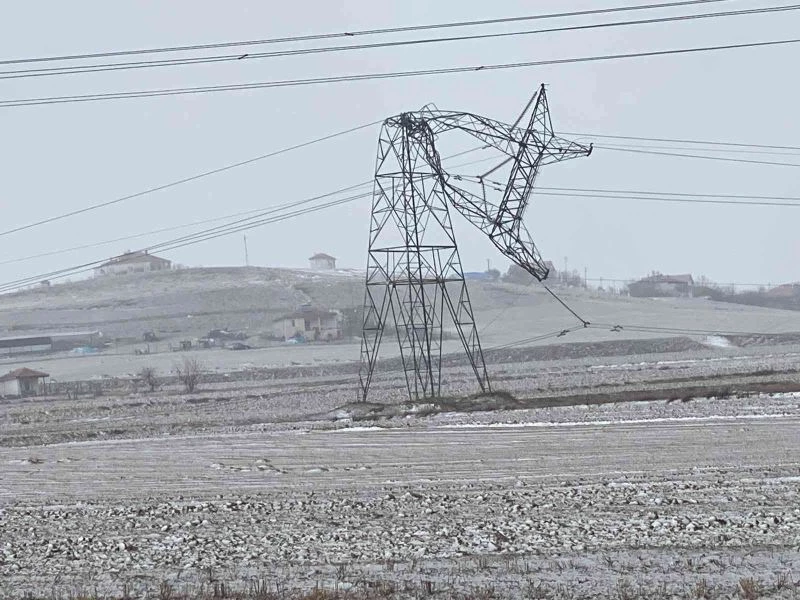 Kırşehir’de şiddetli rüzgar gerilim hattı direklerini eğdi
