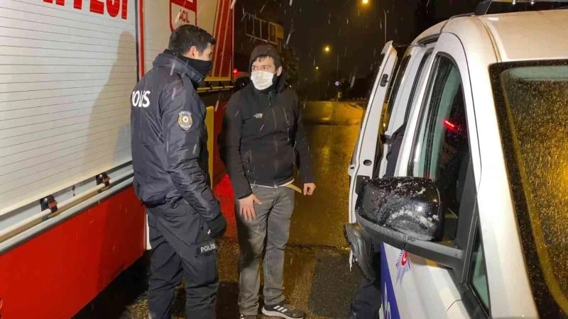 Üsküdar’da 2 kişi ısınmak için girdikleri evin çatısını yaktı
