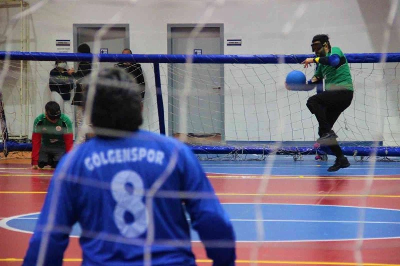 Görme engelli bireyler, Goalball Turnuvası’nda kıyasıya mücadele etti
