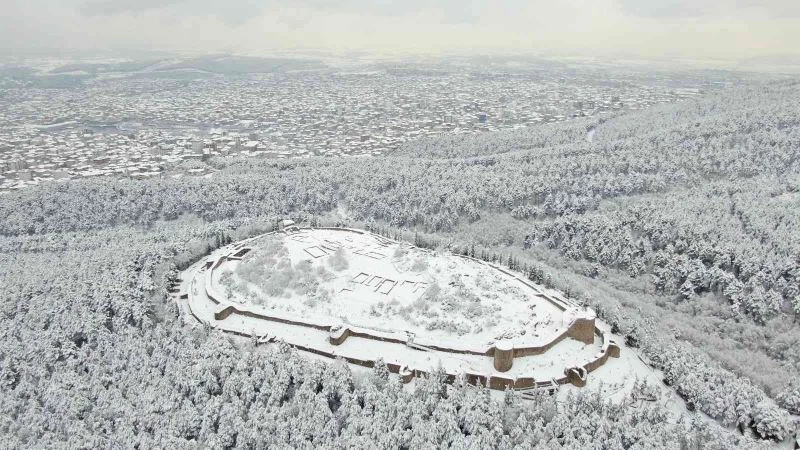 Tarihi Aydos Kalesi kar yağışıyla beyaza büründü

