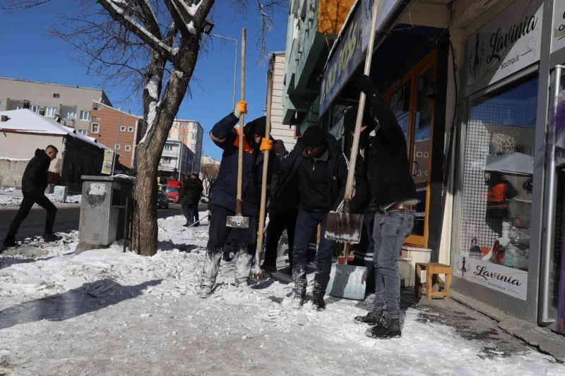 Kars’ta kaldırımların kar ve buzu temizleniyor
