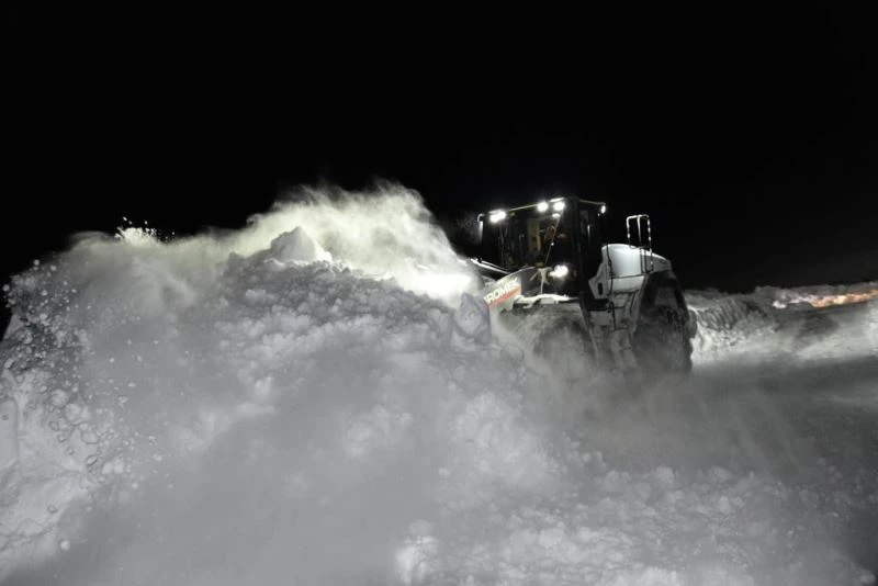 2800 metre yükseklikte kardan kapanan yolları açmak için mücadele ediyorlar
