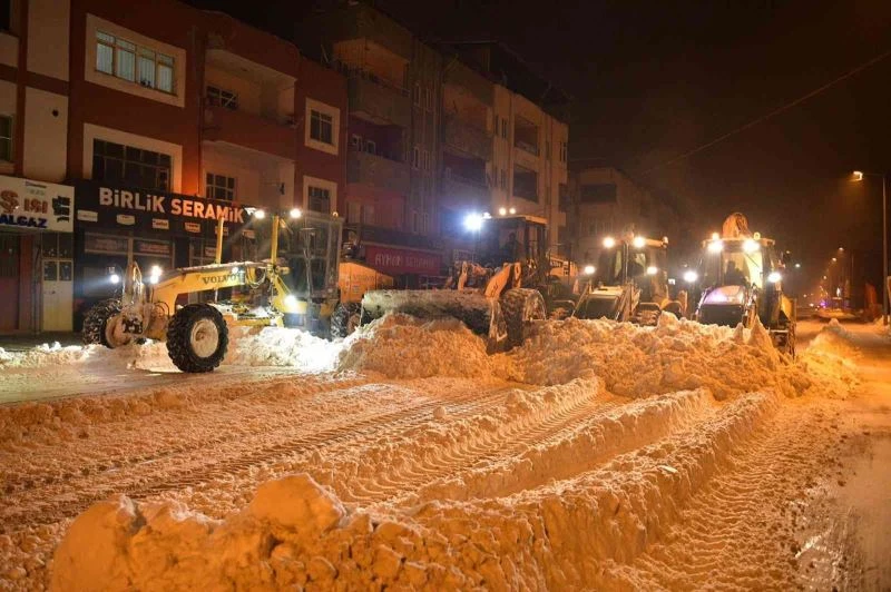 Caddelerden temizlenen karlar Ceyhan Nehri’ne can suyu oluyor
