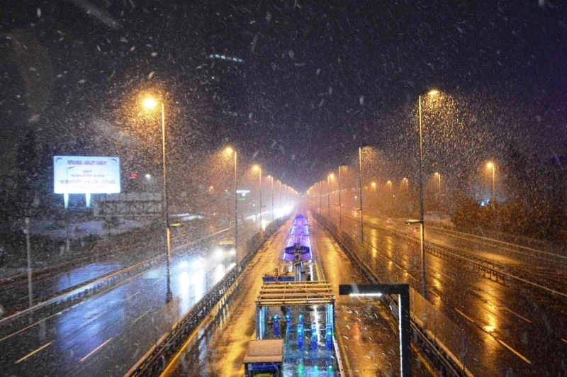 İstanbul’da gece saatlerinde kar yağışı aralıklarla devam etti

