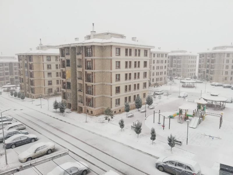 Eşme’de etkisini arttıran kar yağışı ilçeyi beyaza bürüdü
