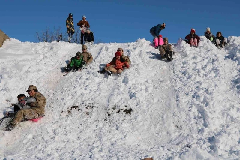 Bingöl’de jandarma çocuklarla kartopu oynadı, kayak yaptı

