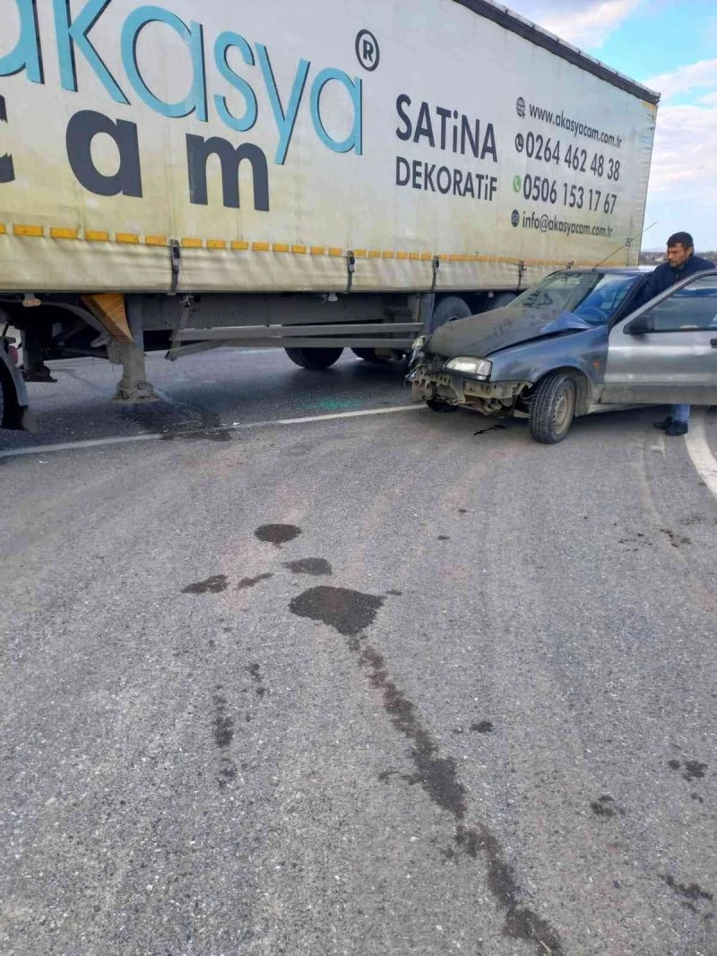 Kavşaktan dönen tır ile otomobil çarpıştı: 2 yaralı
