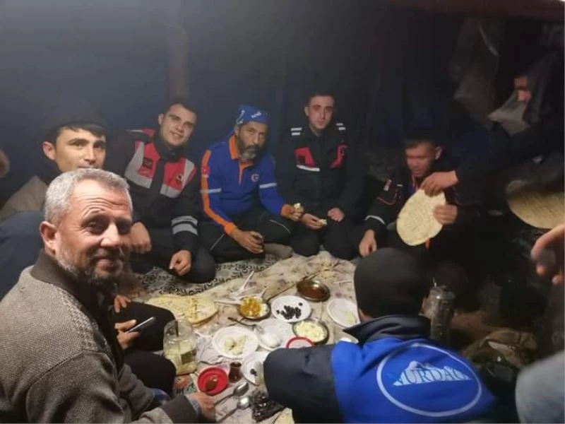 Yaylada mahsur kolan çoban ve hayvanlarını ekipler kurtardı
