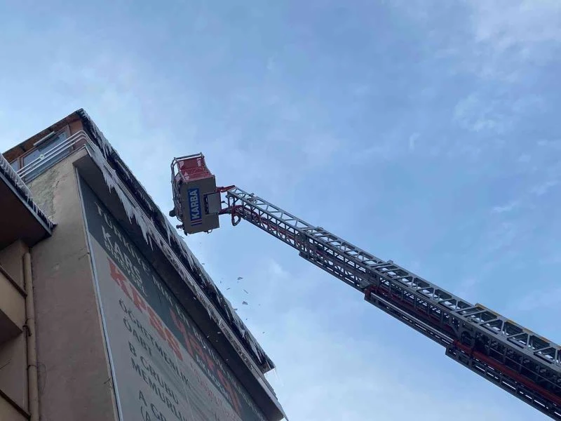 Kars’ta belediye buz sarkıtlarını temizliyor
