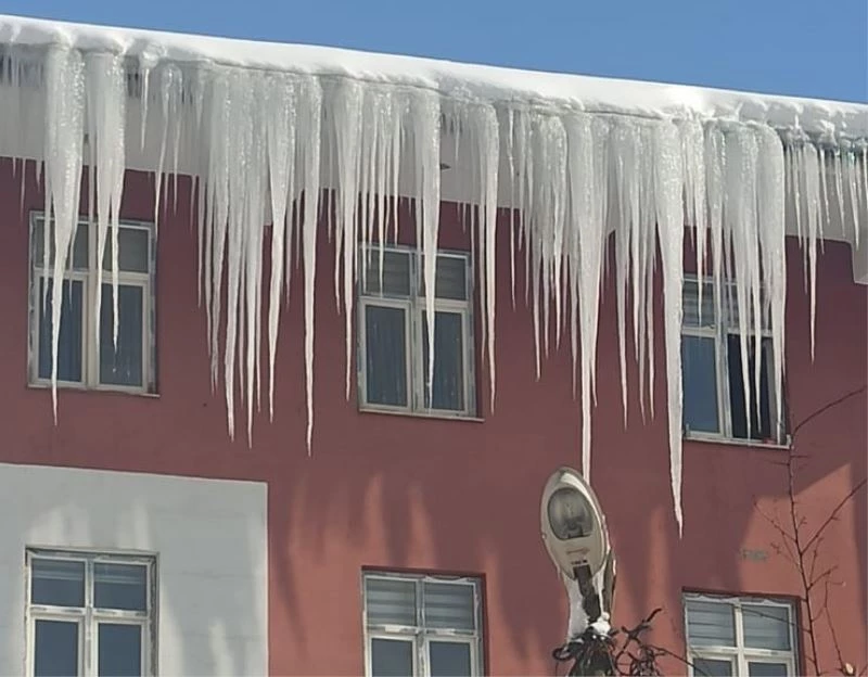 Buz sarkıtlarının boyu 3 metreye ulaştı
