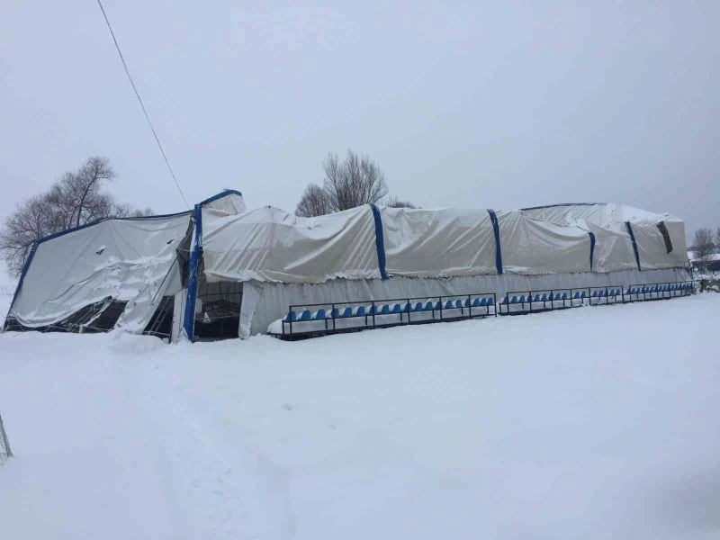 Karın ağırlığına dayanamayan çatılar çöktü
