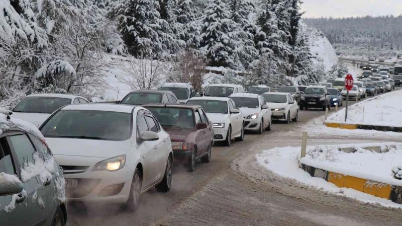 Antalya karayolunda uzun araç kuyrukları oluştu
