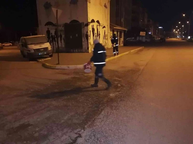 Biga Belediyesi ekipleri tuzlama çalışmalarını sürdürüyor
