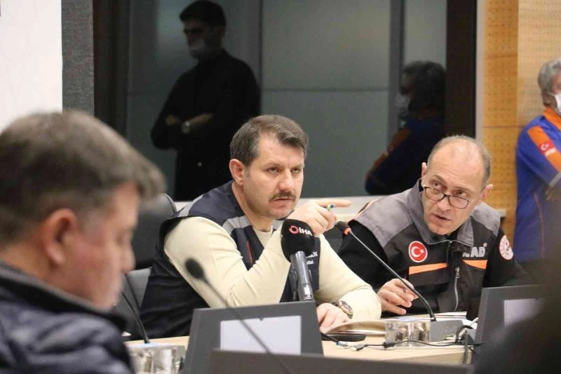 Vali Ayhan: “Mecbur kalmadıkça dışarı çıkmayın”
