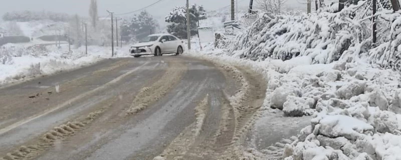 Yalova-Armutlu karayolunda ekiplerin kar mesaisi
