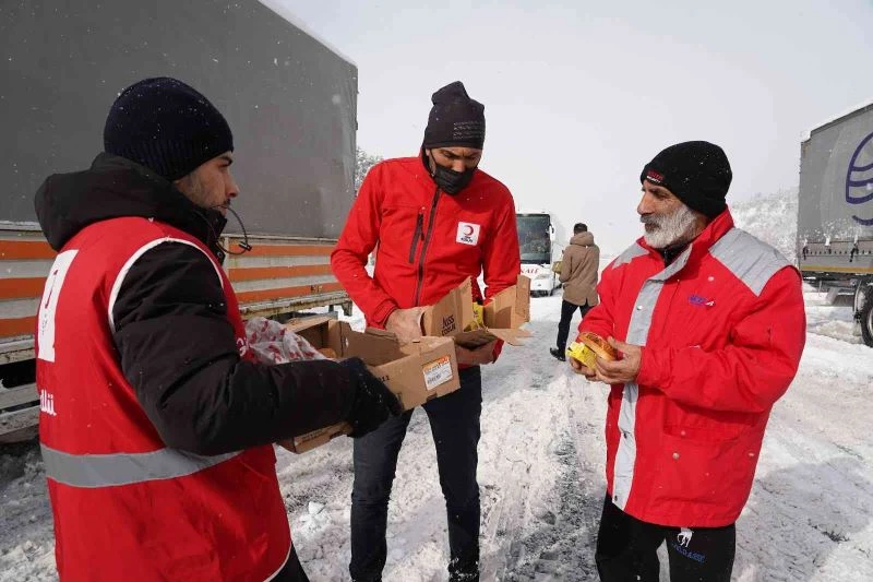 Kızılay ekipleri yollarda mahsur kalan mağdurların yardımına koşuyor
