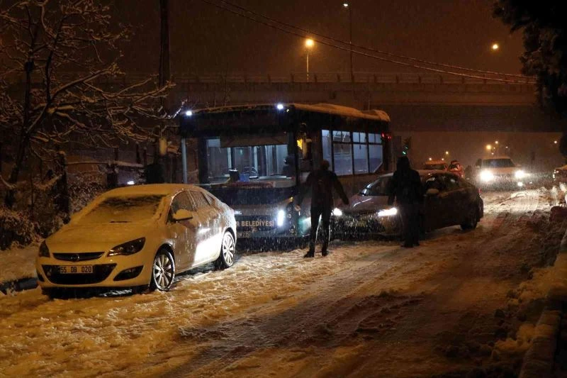 Şehri etkisi altına alan kar sürücülere çile, çocuklara neşe oldu
