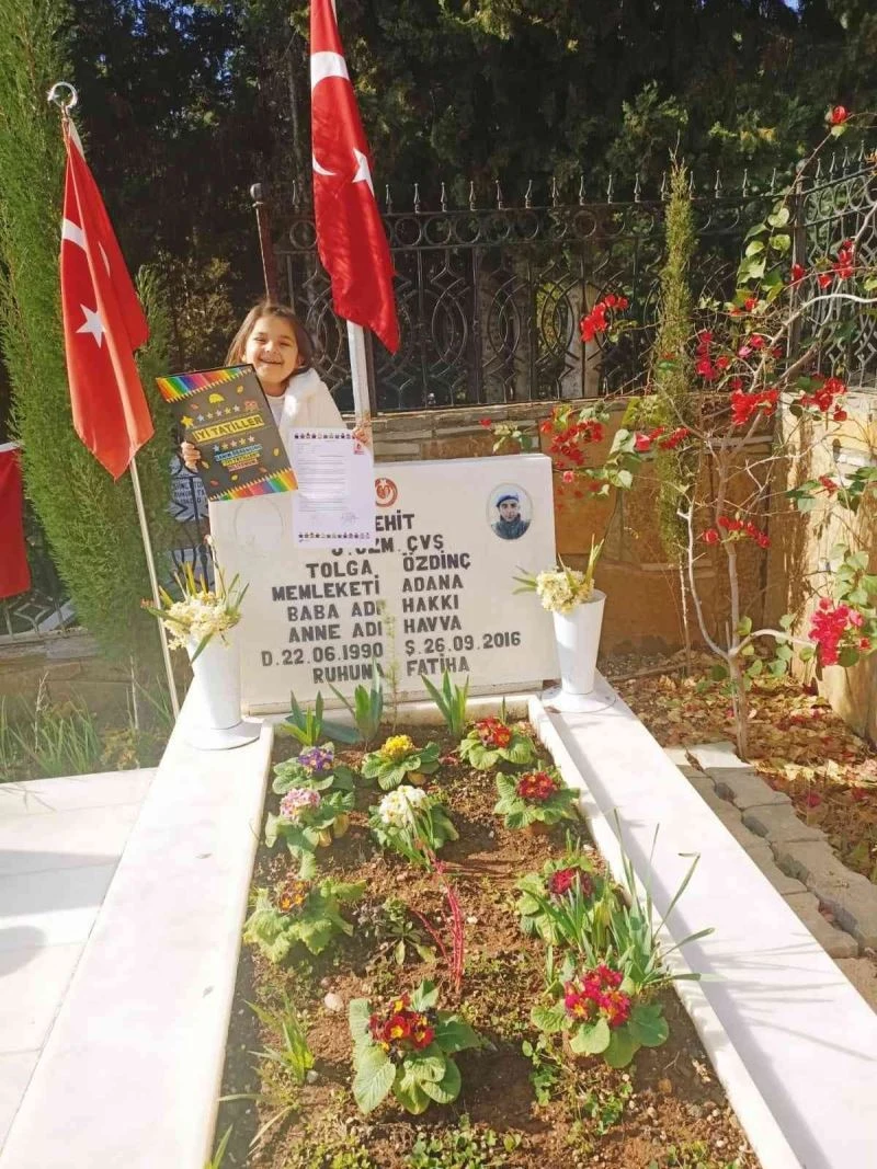 İlk karnesini hiç görmediği şehit babasına götürdü
