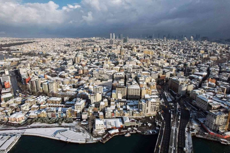 Galata Kulesi ve çevresindeki kartpostallık kar manzaraları havadan görüntülendi
