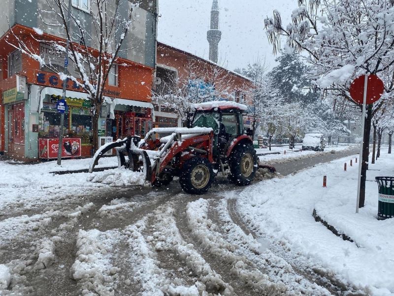 Taşova Belediyesi, kar temizleme ve tuzlama çalışmalarına devam ediyor
