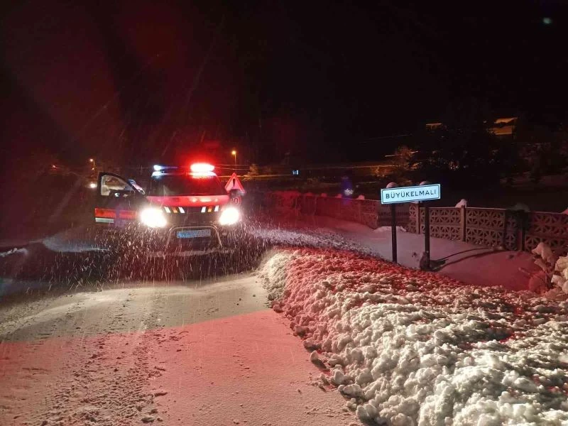 İl Özel İdare ekiplerinin 1150 rakımlı Ahı Dağı’nda karla mücadelesi
